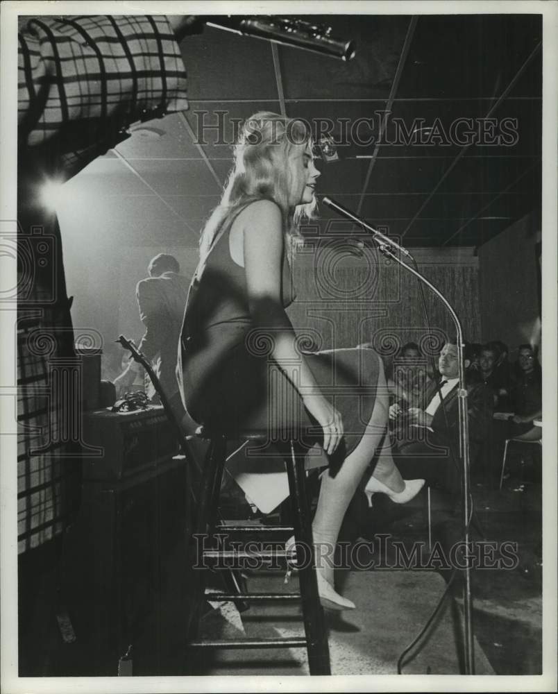 1962 Press Photo Poetress Sherry Reilly and Jesse Compean&#39;s Jazz Performance - Historic Images