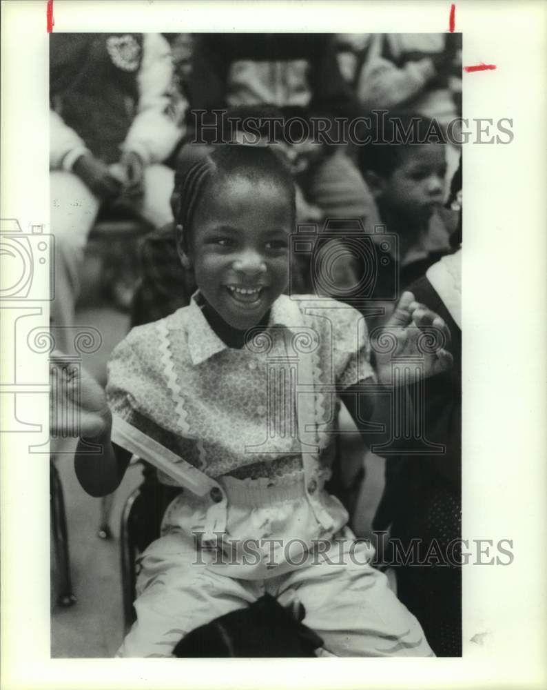 1990 Press Photo Latija Kelso Claps Along with Rhythm of Jazz in Houston - Historic Images