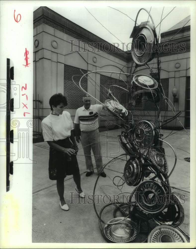 1991 Press Photo Texans Look at Sculpture at Art Museum of Southeast Texas - Historic Images