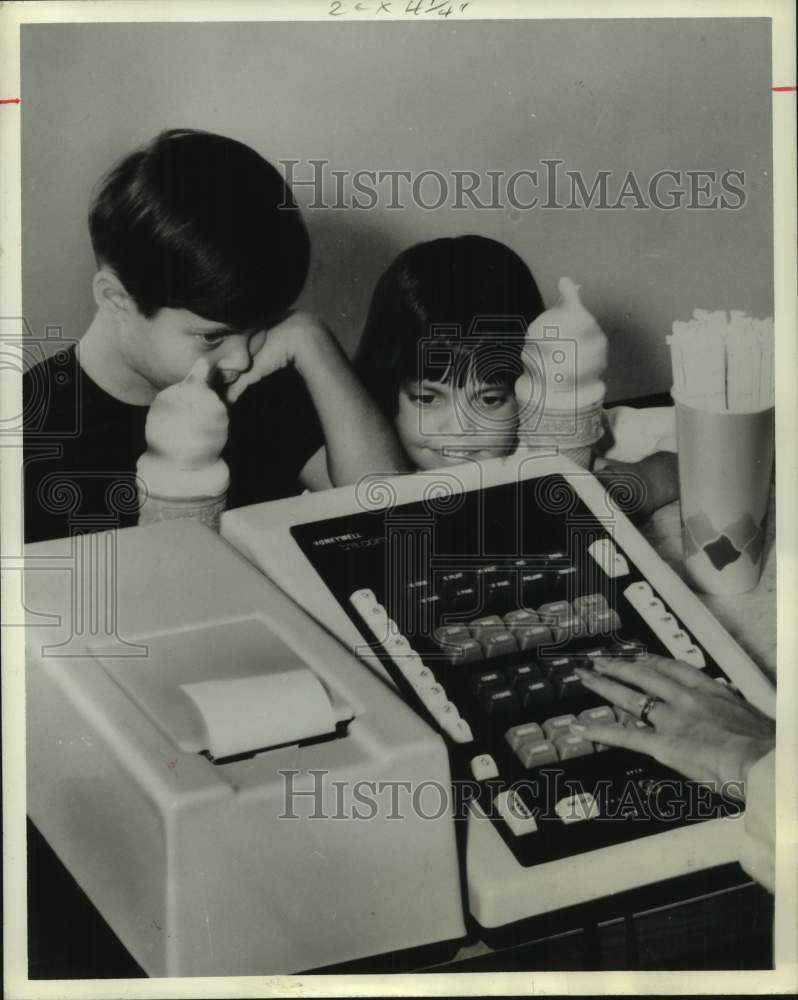 1970 Press Photo Honeywell's TraCom System Tracks Consumers at Houston Astrohall - Historic Images