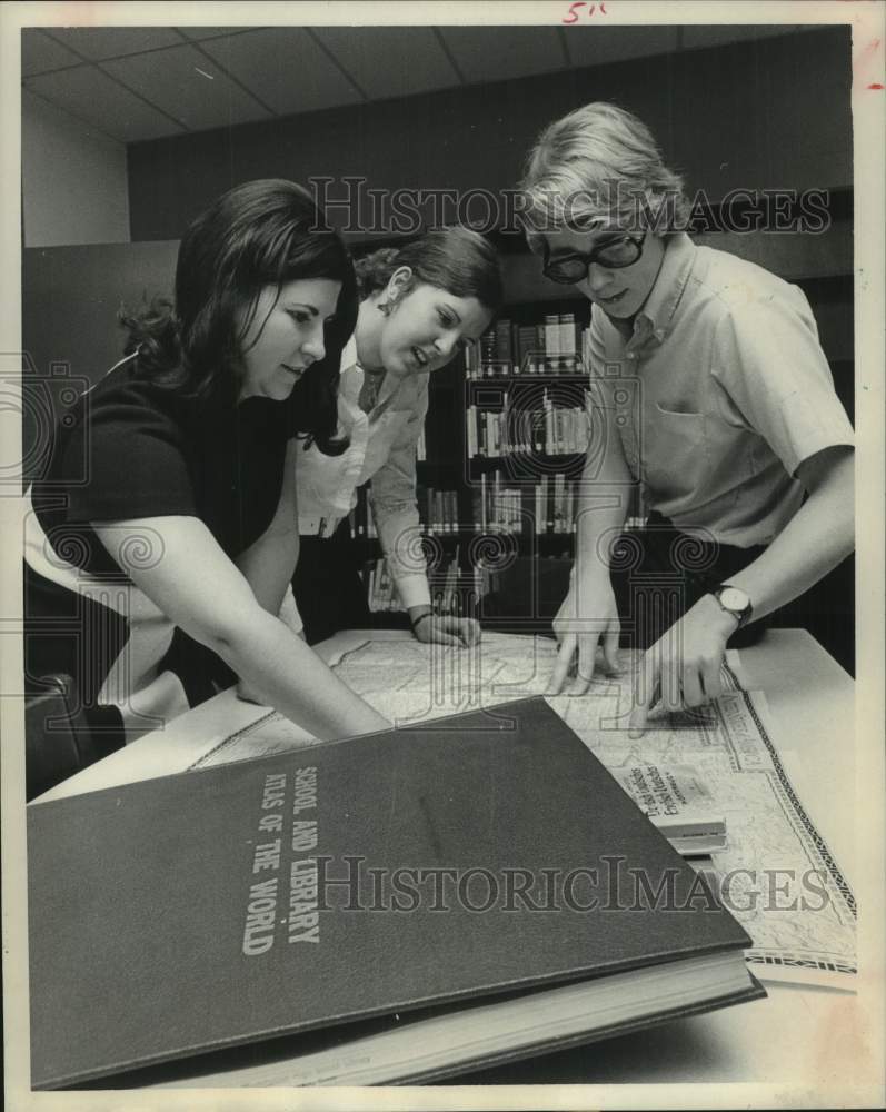 1971 Press Photo Teacher and students plot road trip, American Field Service - Historic Images