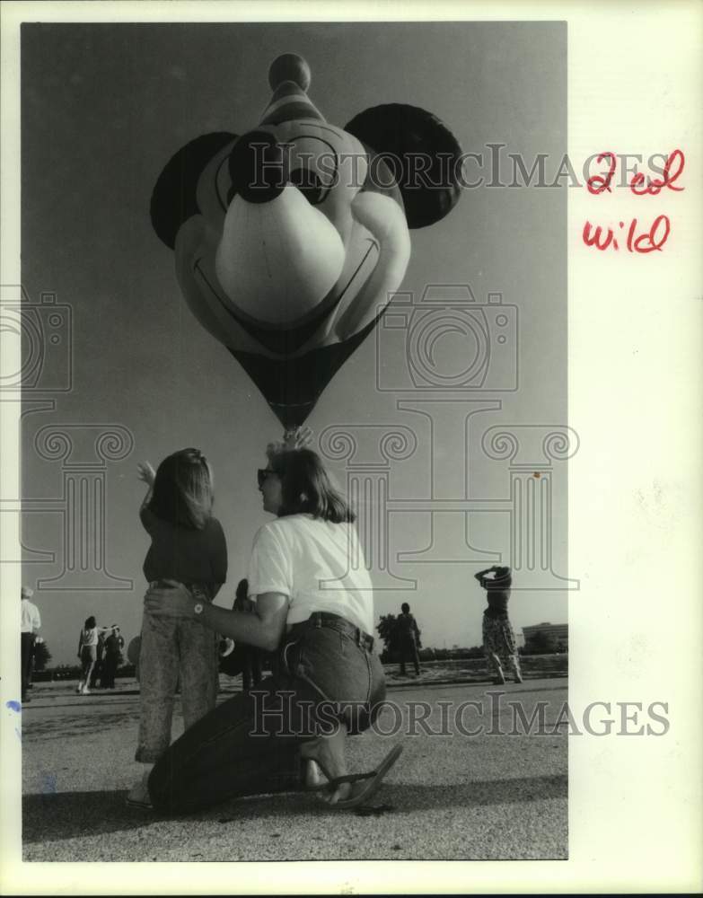 1988 Press Photo Child waves goodbye to Mickey Mouse birthday balloon in Houston - Historic Images