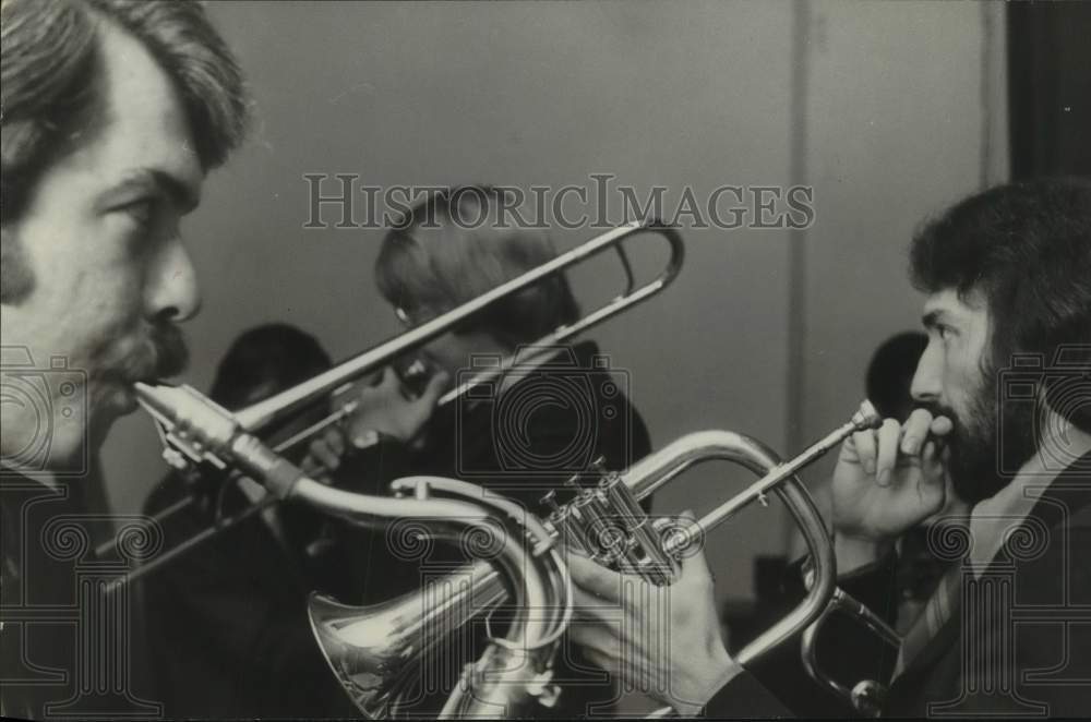 1972 Press Photo Lab band members backstage before performance in Texas - Historic Images