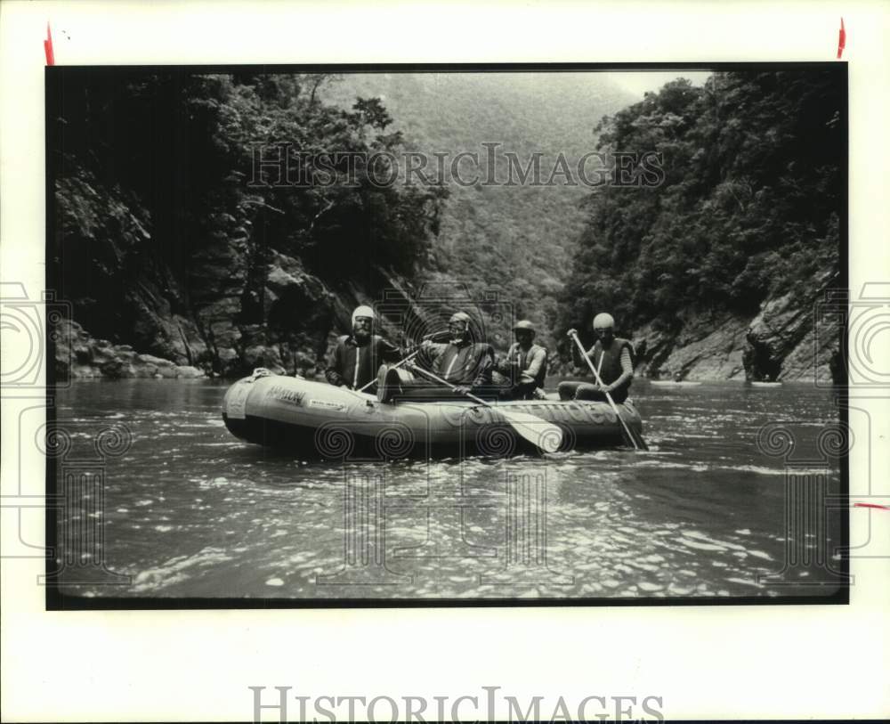 1989 Press Photo Rafting down the lower Apurimac - Amazon River - Historic Images