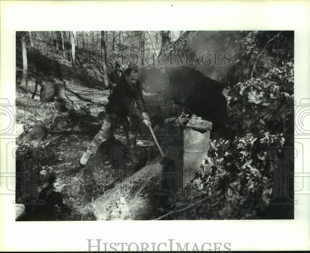 1990 Press Photo Agents destroy illegal moonshine still in Mississippi- Historic Images