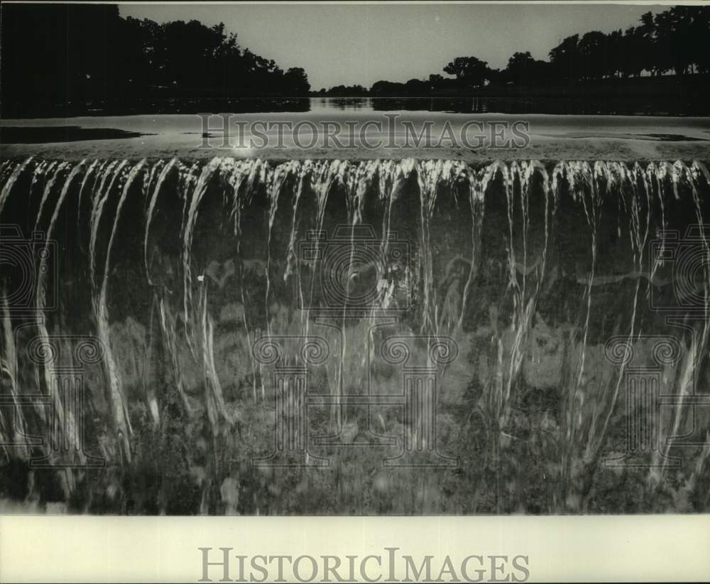 1965 Press Photo View of lake and water falls down dam - Historic Images