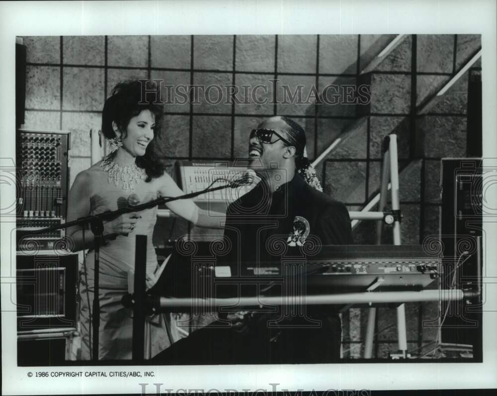 1986 Press Photo Stevie Wonder and Susan Lucci Sing in "All My Children" - Historic Images