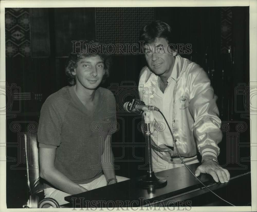 1981 Press Photo Dick Clark with Barry Manilow at recording studio - Historic Images