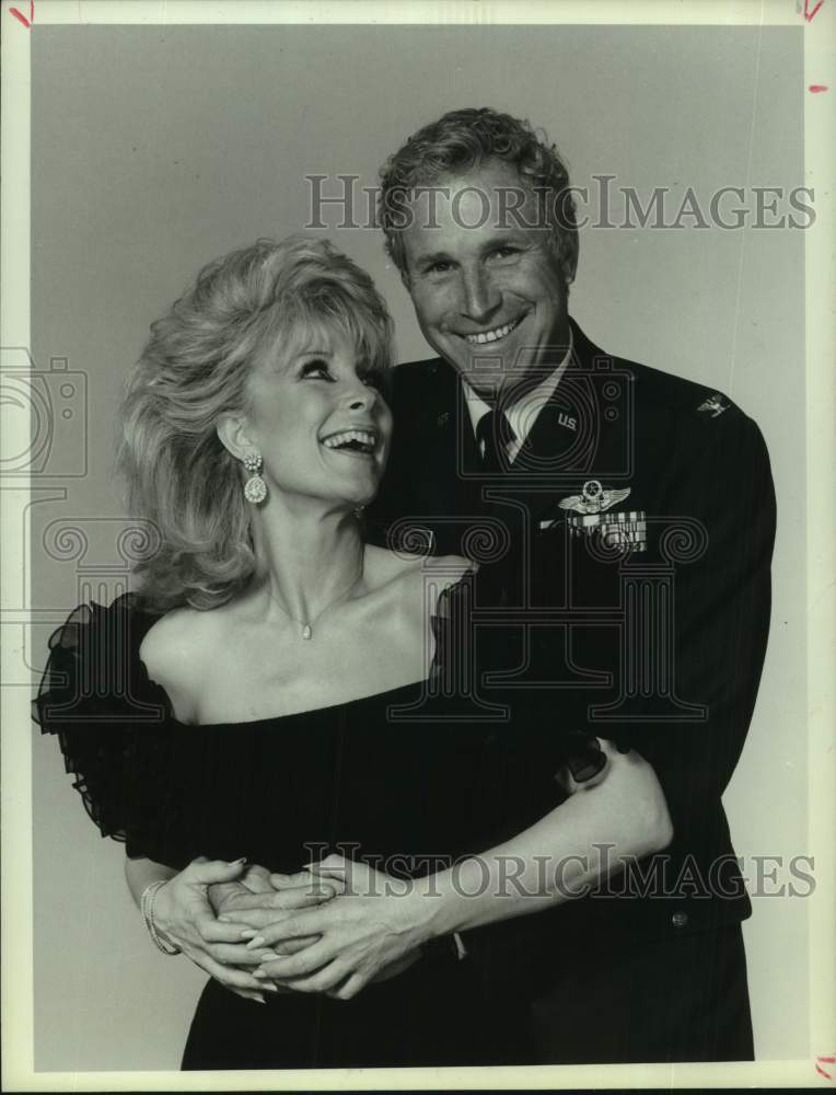 1985 Press Photo Actress Barbara Eden and Wayne Rogers in "I Dream of Jeannie" - Historic Images