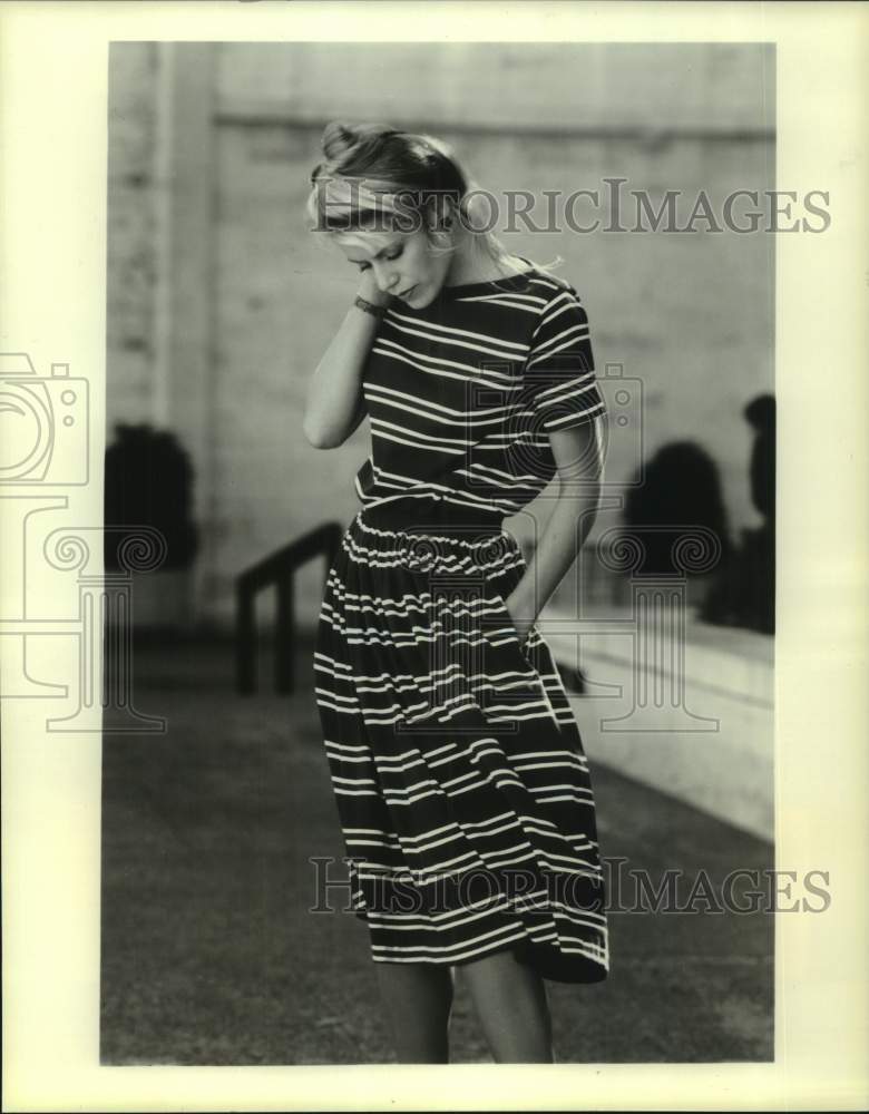 1981 Press Photo Fashion Model Wears T-shirt and Skirt by Designer Henry Grethel - Historic Images