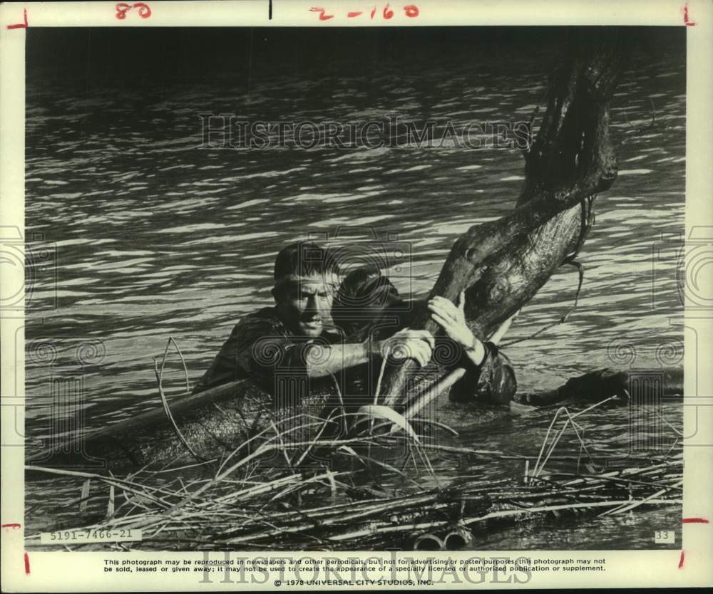 1978 Press Photo Robert De Niro and John Savage in scene from "The Deer Hunter" - Historic Images