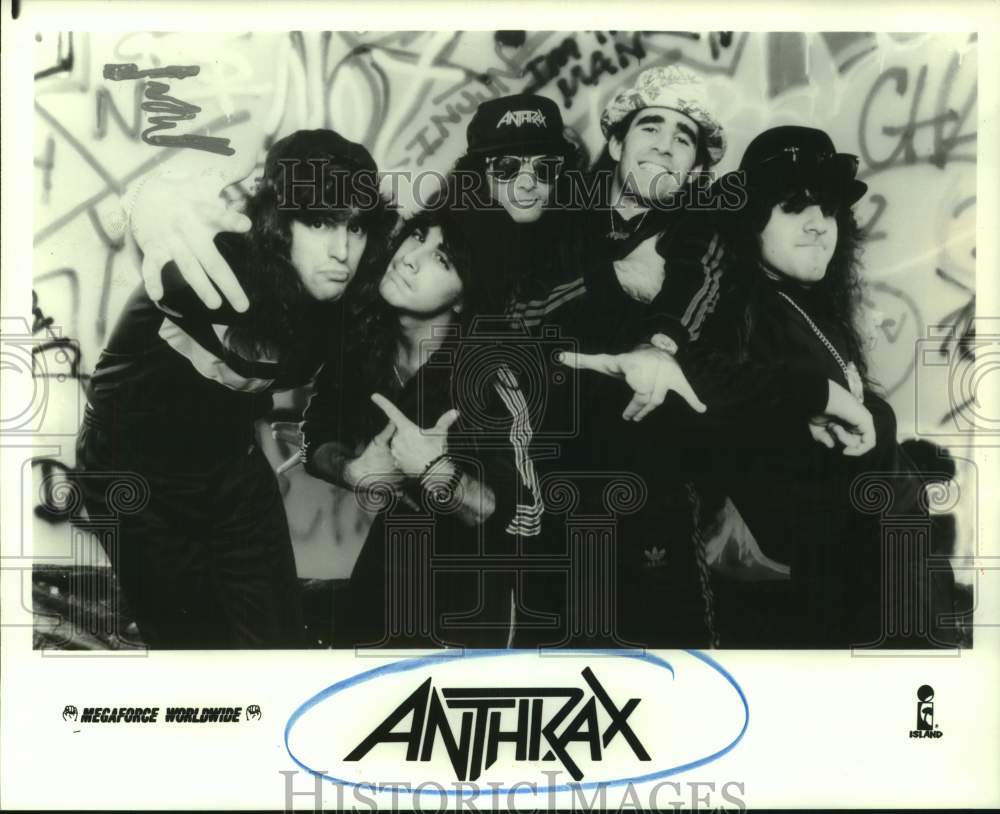 1988 Press Photo Anthrax band members horsing around - Historic Images