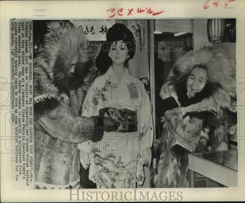 1964 Press Photo Mr. &amp; Mrs. Tahkok Amouak, Eskimo couple, window shop in Japan - Historic Images