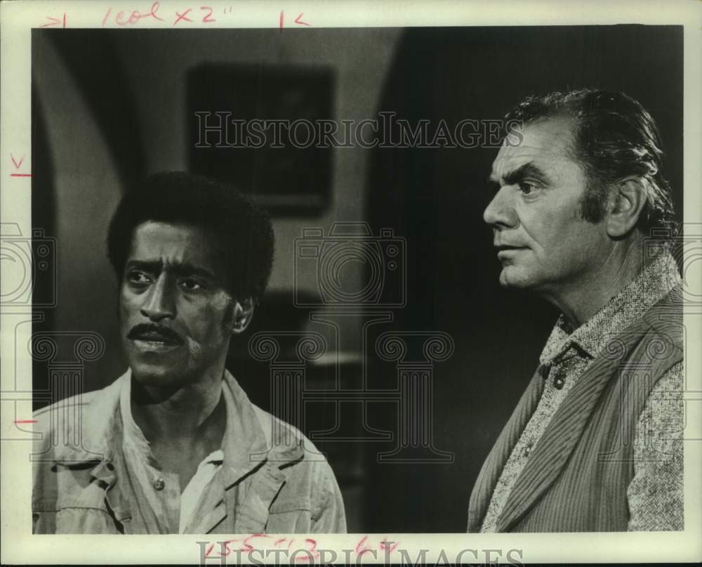 1972 Press Photo Sammy Davis Jr and Ernest Borgnine in scene from &quot;The Trackers&quot;- Historic Images