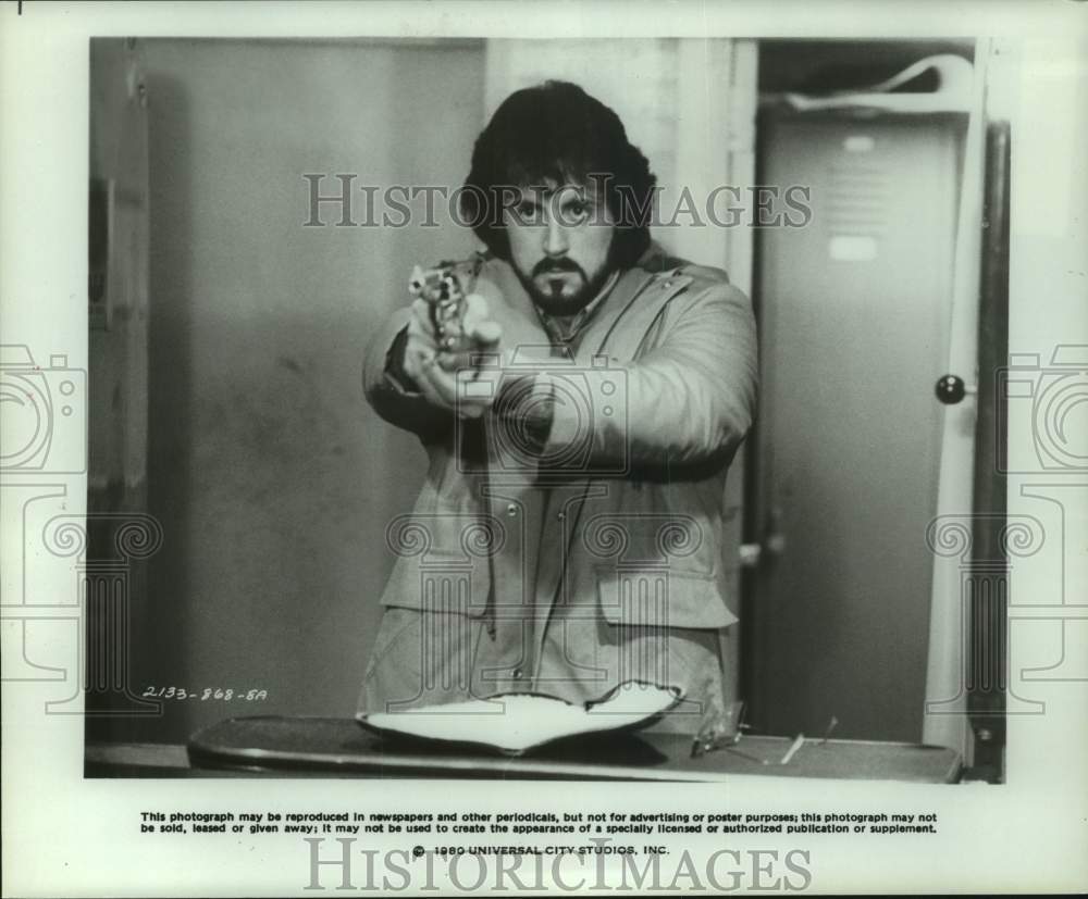 1982 Press Photo Sylvester Stallone points gun in scene from movie "Nighthawks" - Historic Images