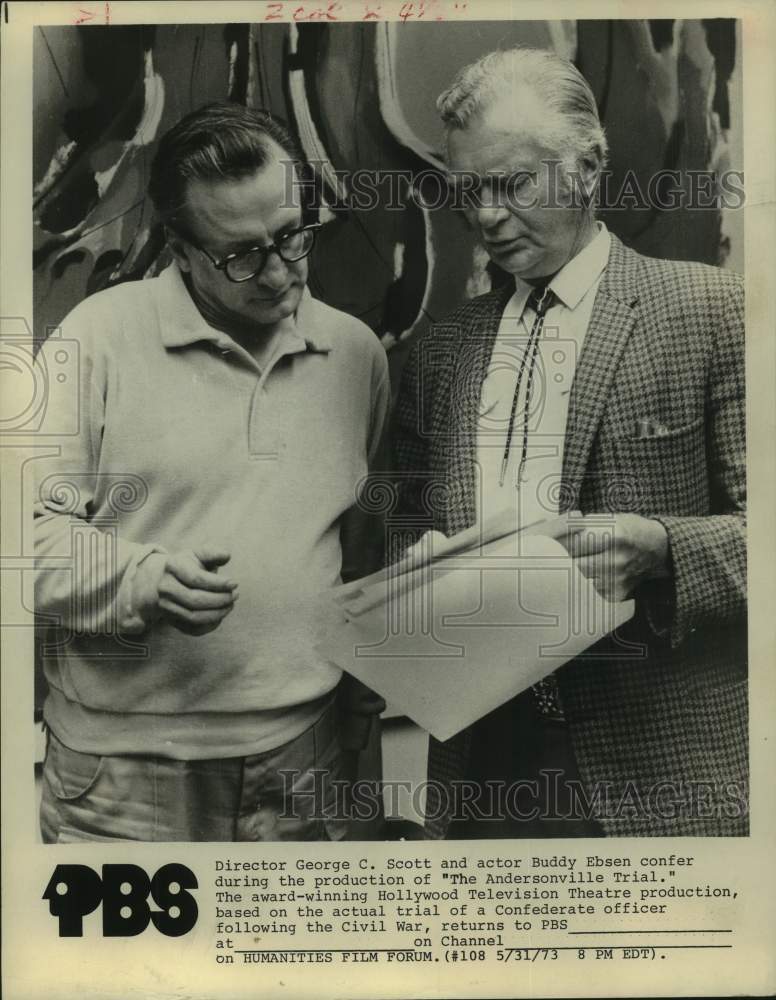 1973 Press Photo George C. Scott &amp; Buddy Ebsen backstage - &quot;Andersonville Trial&quot; - Historic Images