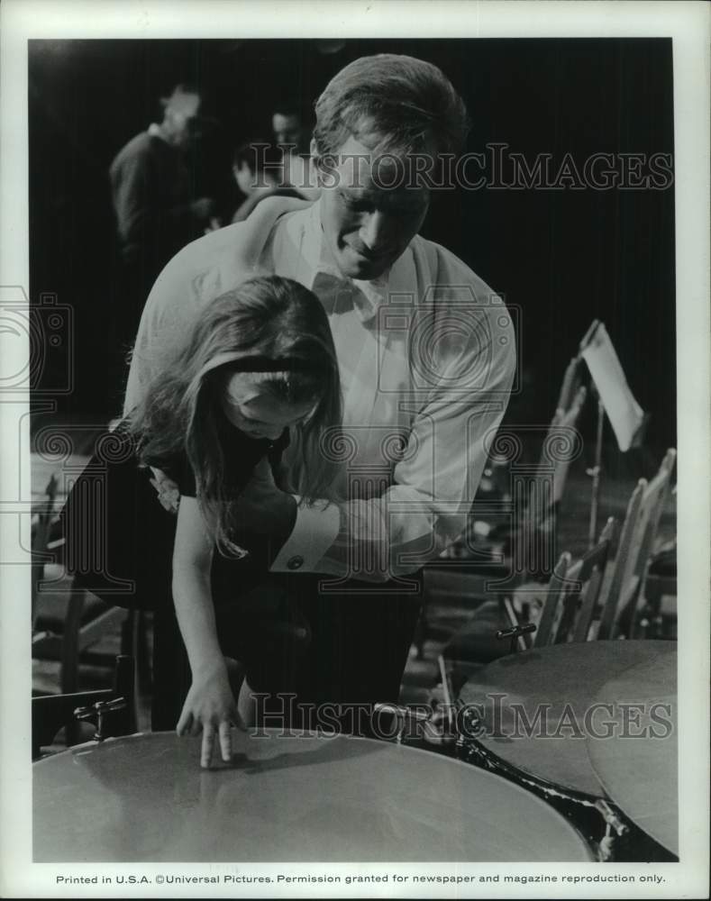 1971 Press Photo Charlton Heston shows daughter drum on set of "Battle Horns" - Historic Images