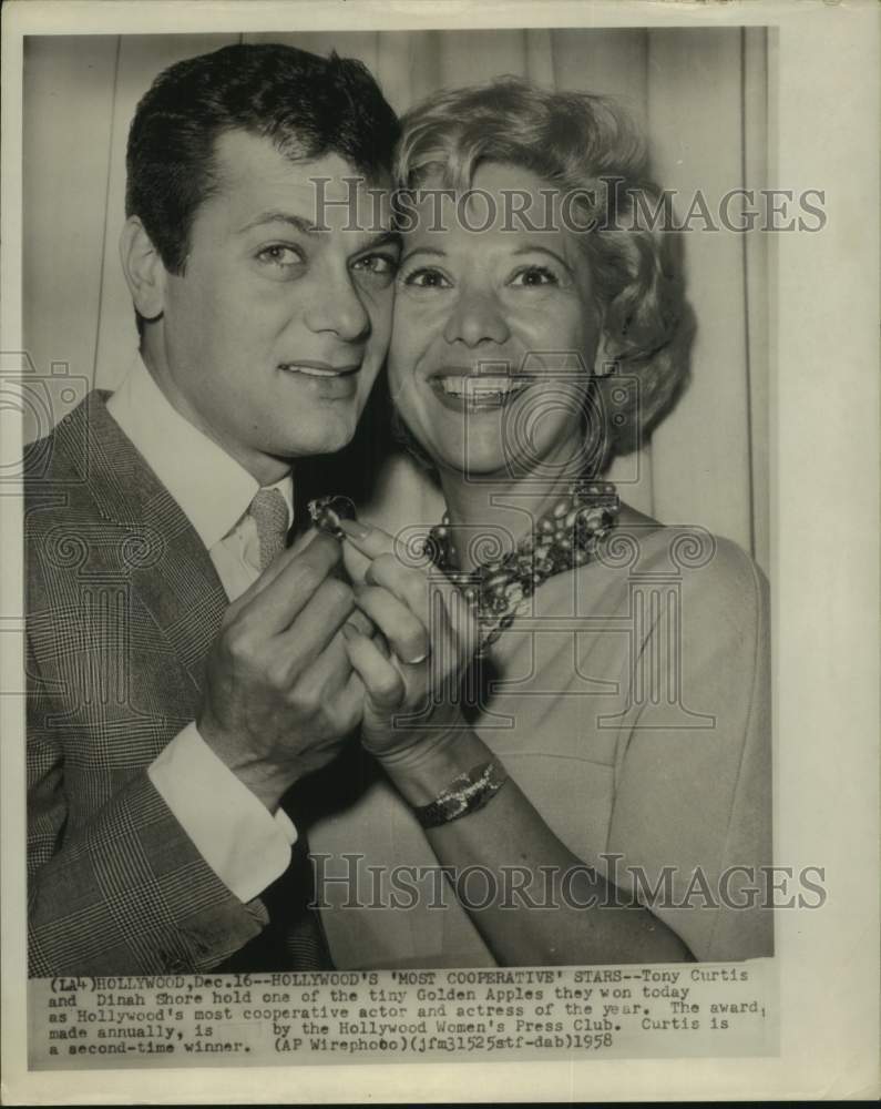 1958 Press Photo Actors Tony Curtis and Dinah Shore Hold Apple Award, Hollywood - Historic Images