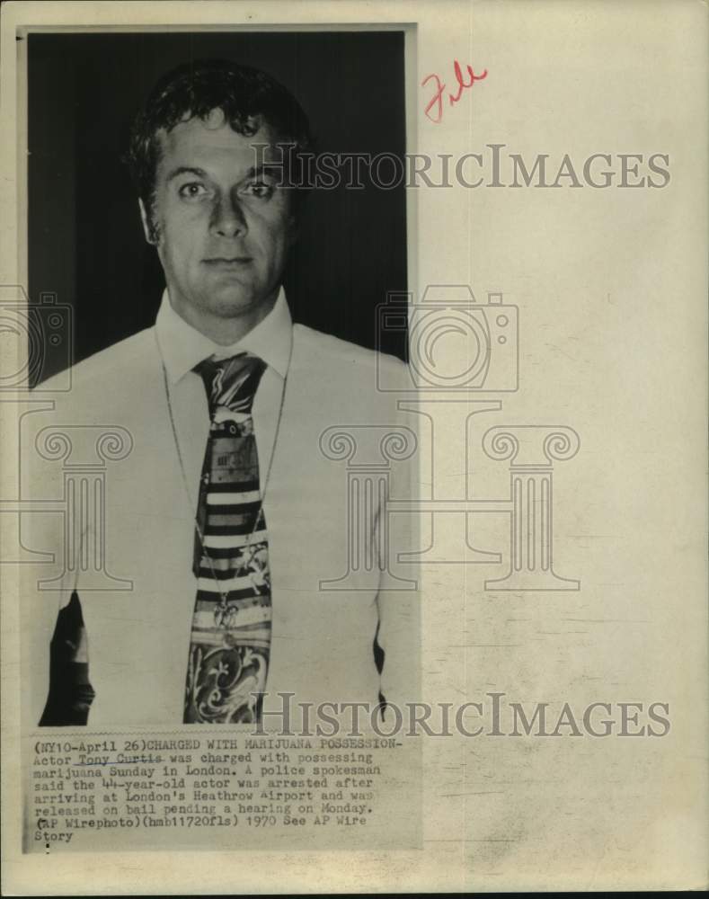 1970 Press Photo Actor Tony Curtis , Heathrow Airport, London - Historic Images