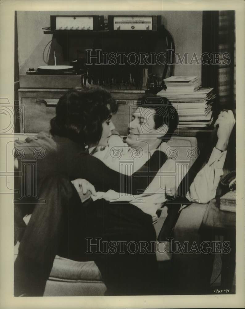 1960 Press Photo Elizabeth Taylor getting close with Eddie Fisher on couch - Historic Images