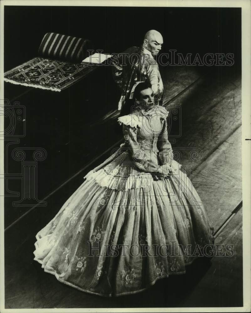 1982 Press Photo Yul Brynner, Kate Hunter Brown in scene  at Houston Music Hall - Historic Images