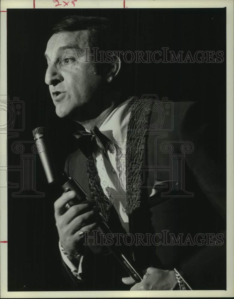 1976 Press Photo Danny Thomas sings in microphone in Las Vegas - Historic Images