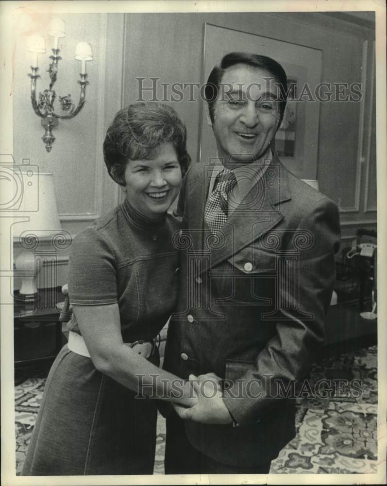 1971 Press Photo Epsilon Sigma Alpha&#39;s Lillian Roman &amp; actor Danny Thomas; Texas - Historic Images