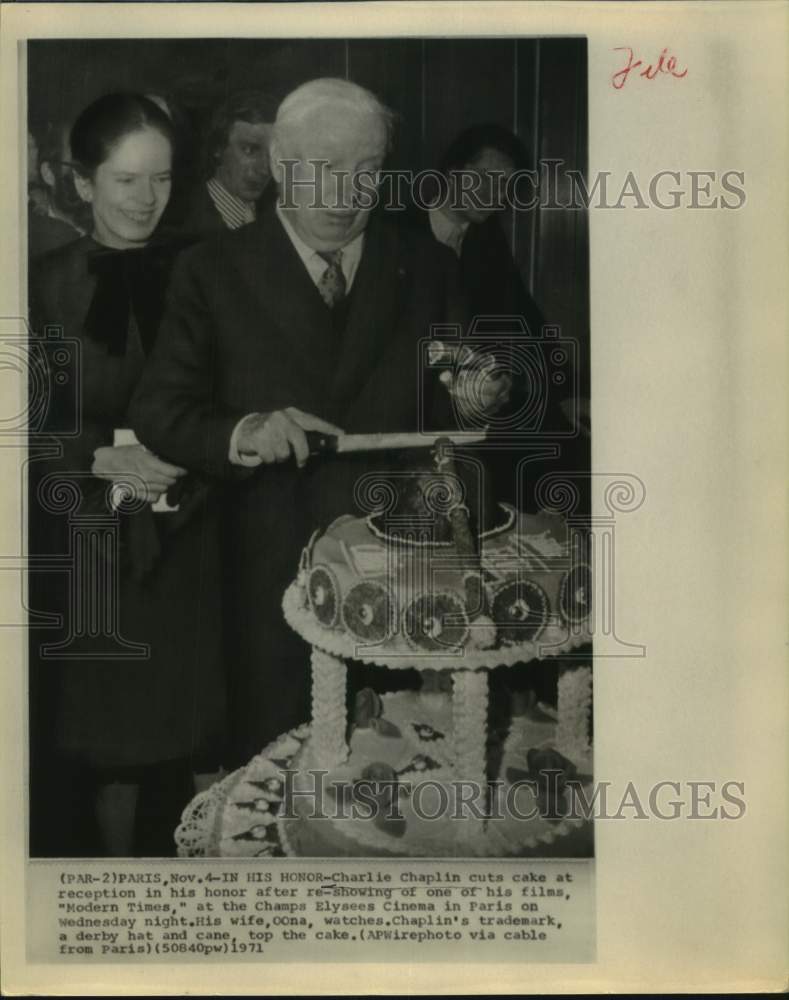 1971 Press Photo Charlie Chaplin Cuts Cake at Reception in His Honor in Paris- Historic Images