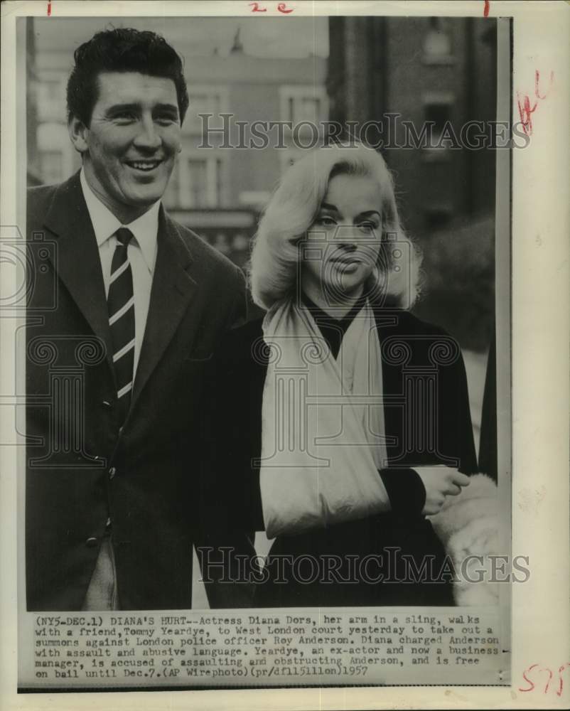 1957 Press Photo Actress Diana Dors with arm in sling &amp; Tommy Yeardye in London- Historic Images