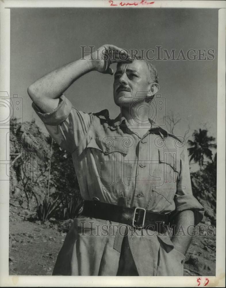 1958 Press Photo Actor Alec Guinness in a scene from movie - Historic Images