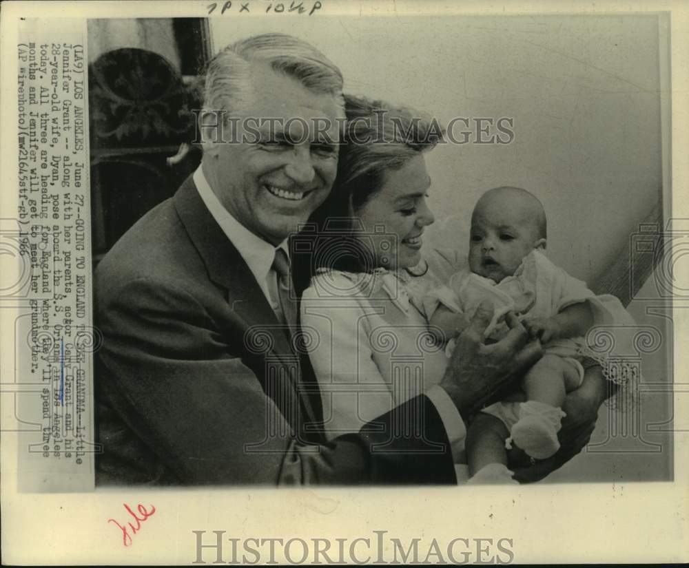 1966 Press Photo Cary Grant and wife, Dyan, with daughter Jennifer, Los Angeles - Historic Images