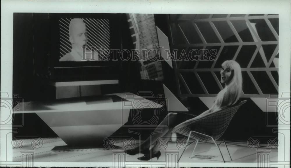 1987 Press Photo Model Jerry Hall in scene from Max Headroom TV series- Historic Images