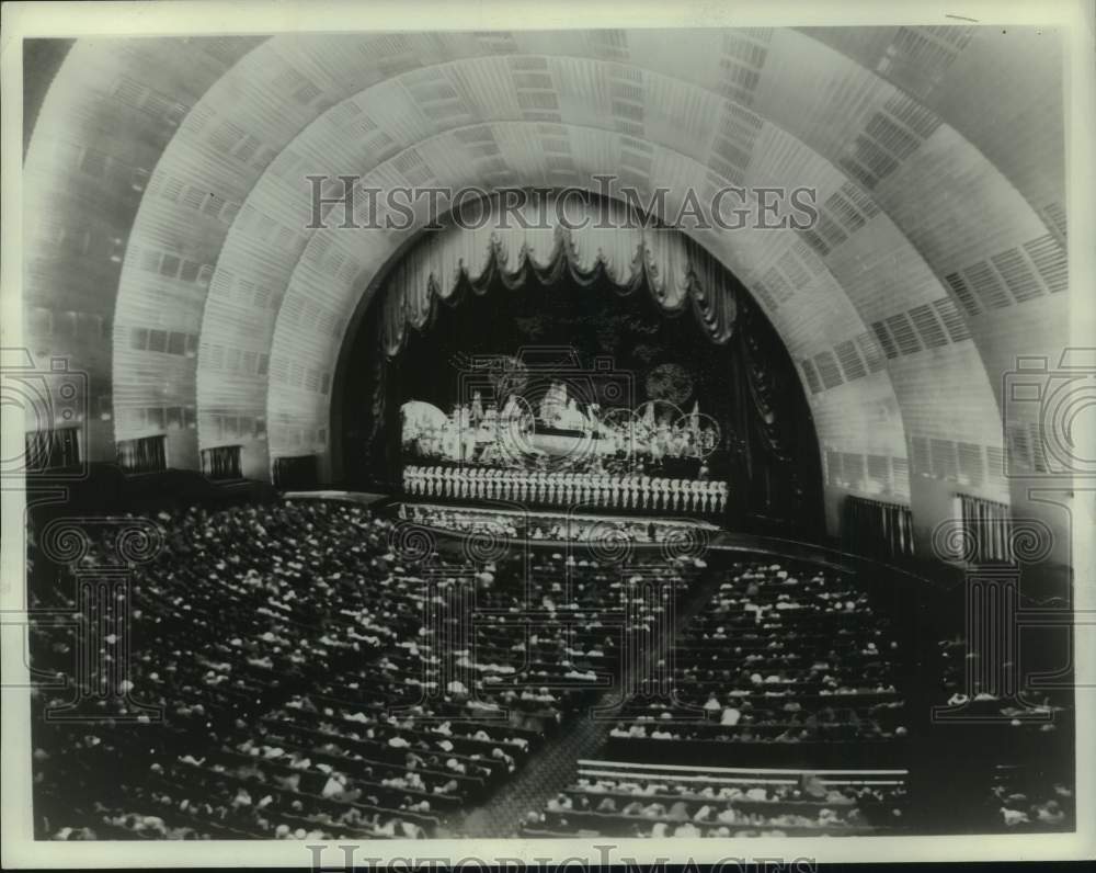 1972 Press Photo Rockettes on stage before audience at Radio City Music Hall, NY - Historic Images