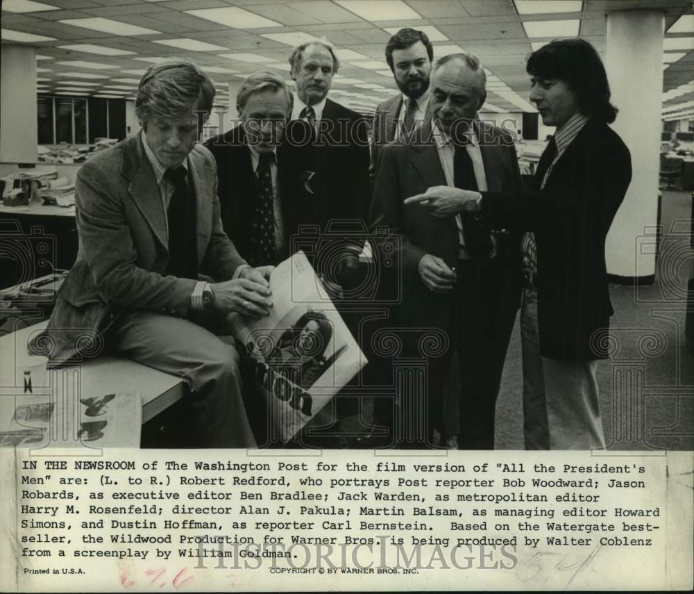 1976 Press Photo &quot;All the President&#39;s Men&quot; cast in the Newsroom - Historic Images