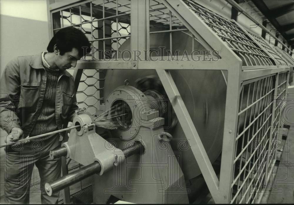 1984 Press Photo Weaving telephone cables at Cabette works, Oporto, Portugal - Historic Images