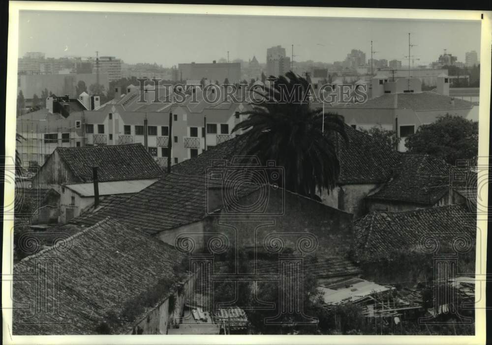 1988 Press Photo Urban Skyline Juxtaposed with Rural Landscape; Lisbon, Portugal - Historic Images