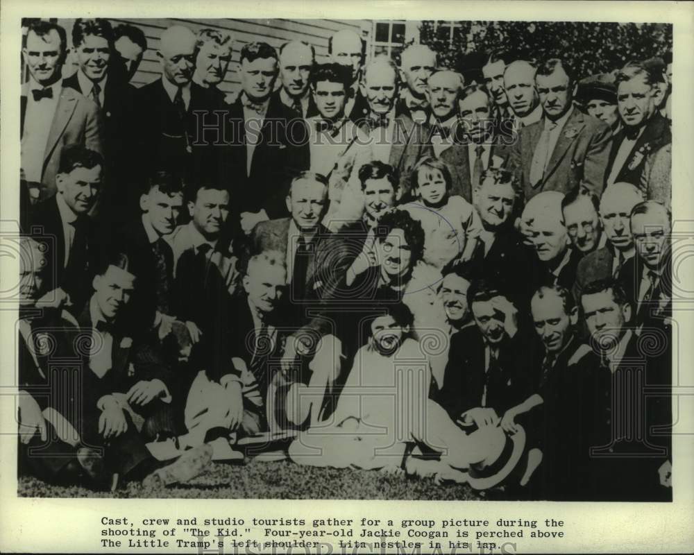 1921 Press Photo Group shot of &quot;The Kid&quot; - Cast, crew and studio tourists - Historic Images