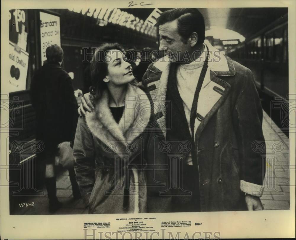 1968 Press Photo Yves Montand &amp; Annie Girardot in scene from &quot;Live For Life&quot; - Historic Images