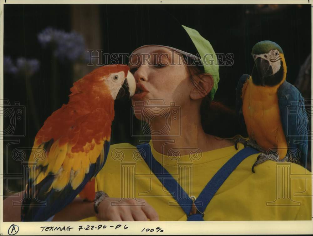 1990 Press Photo Actress Shelley Duvall with parrots at her home in California - Historic Images