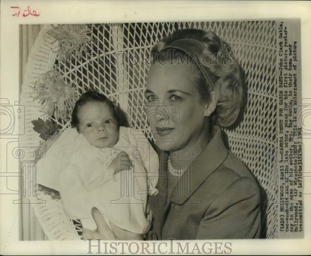 1961 Press Photo John Clark Gable, held by mom Kay at home in California - Historic Images