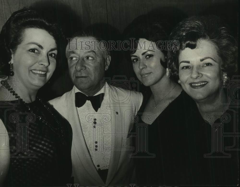 1964 Press Photo Georgie Jessell surrounded by women, dinner at the Rice. - Historic Images