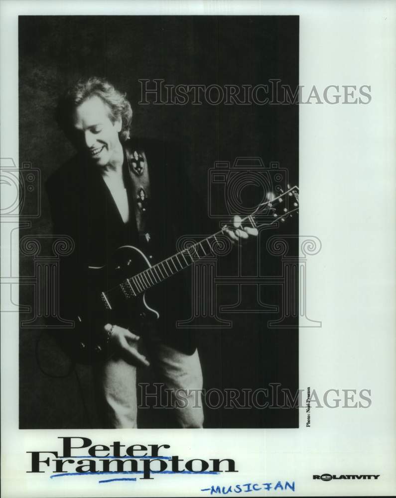 1994 Press Photo Musician Peter Frampton smiling during performance - Historic Images