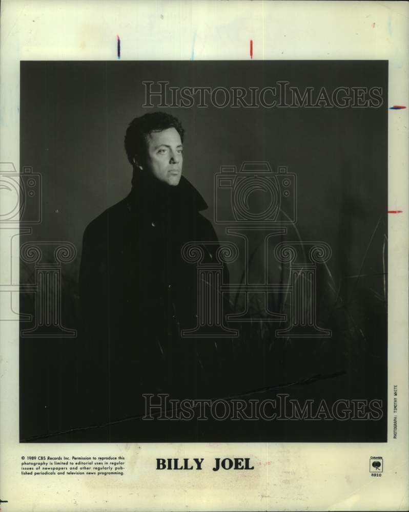 1989 Press Photo Musician Billy Joel wearing a high collared coat - Historic Images