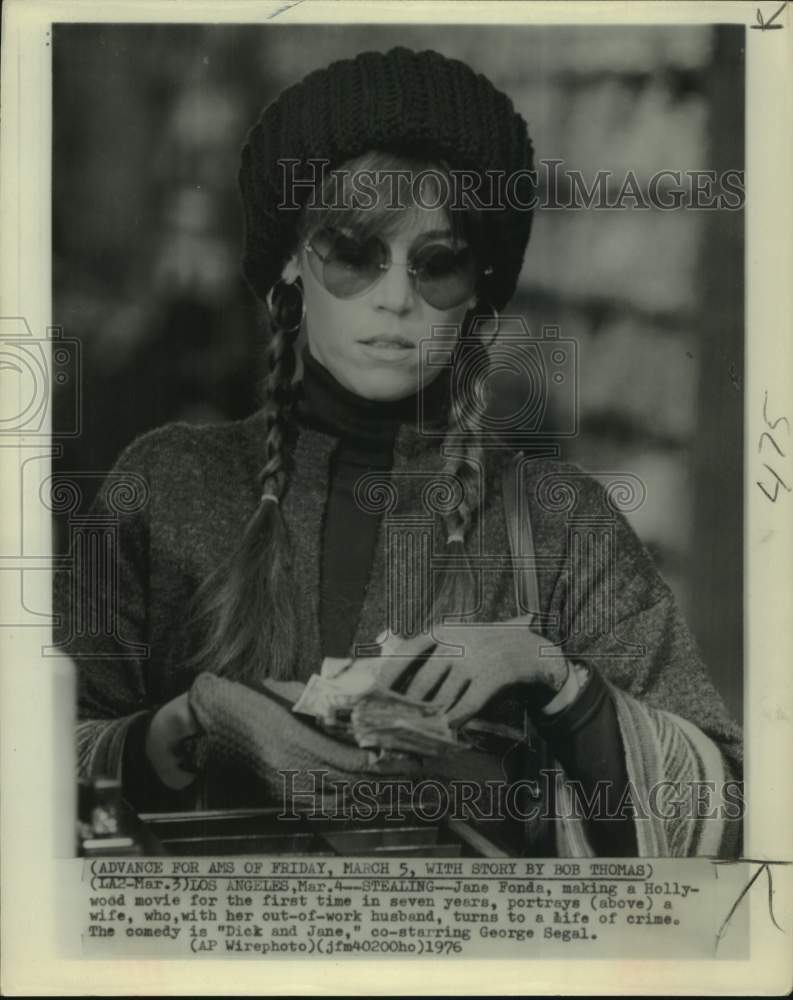 1976 Press Photo Jane Fonda stealing in scene from &quot;Dick and Jane&quot; - Historic Images