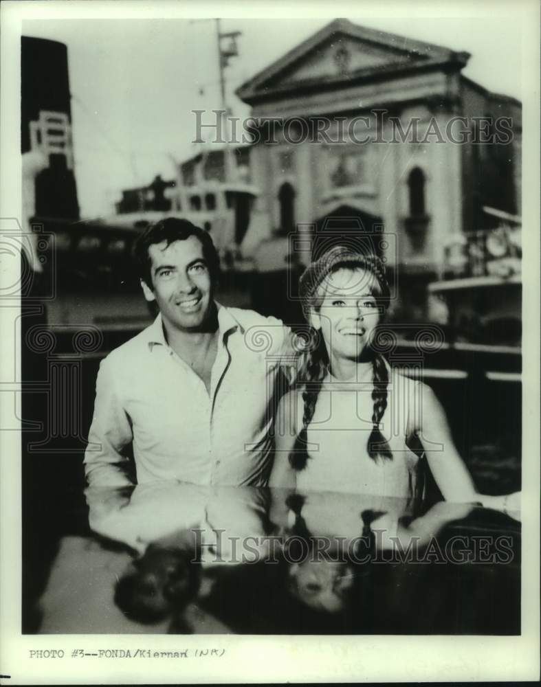 1982 Press Photo Jane Fonda with co-star in movie scene - Historic Images