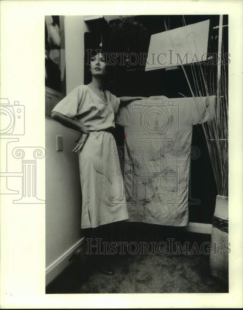 1980 Press Photo Model Dressed in a Walking Canvas, Actually a Painted Dress - Historic Images