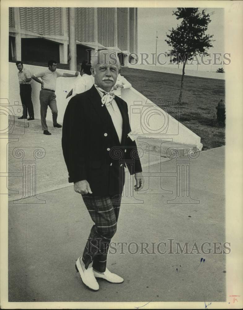 1971 Press Photo George McGann with Australian Consolidate Press in plaid pants - Historic Images