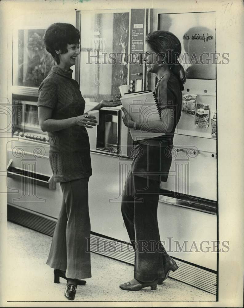 1970 Press Photo Sara Walsh and Bonnie McConnell at South Texas Junior College - Historic Images