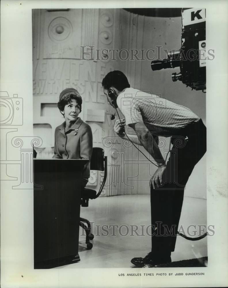 1968 Press Photo Mrs. Ronald Reagan talks with a member of Eyewitness News Crew- Historic Images