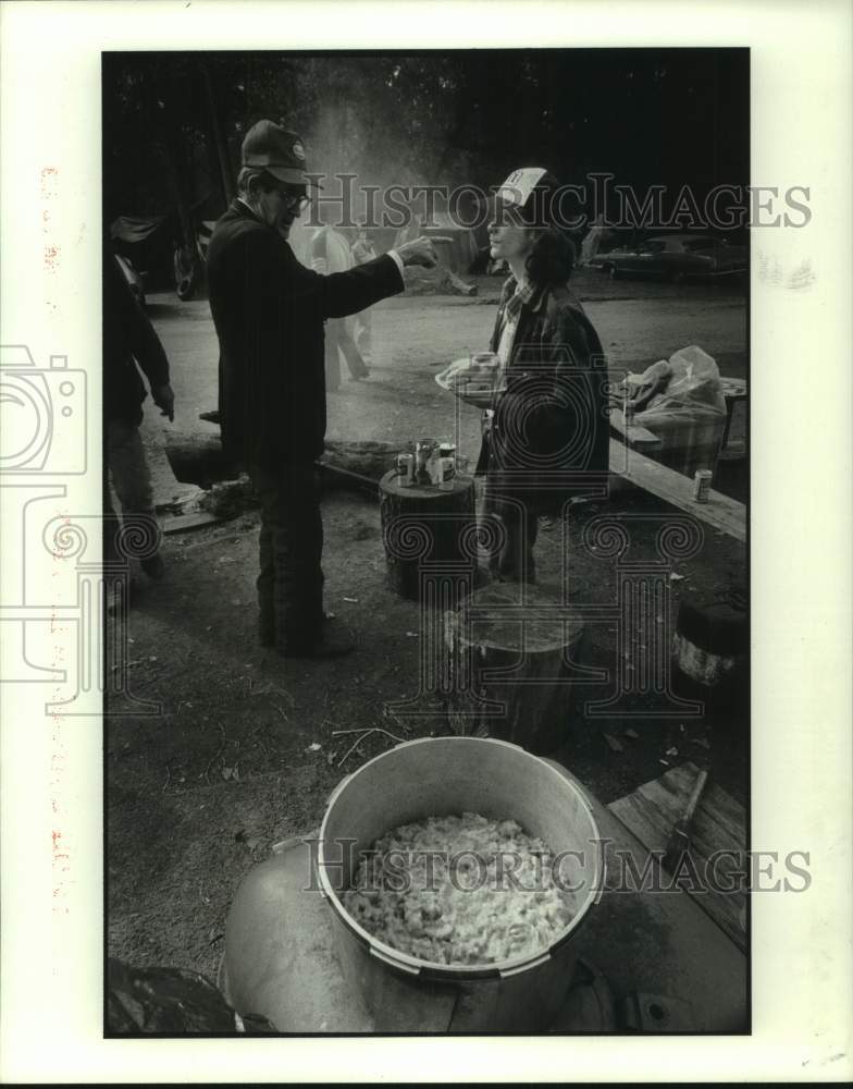 1983 Press Photo Community dinner time at Reagan Ranch tent city - Texas - Historic Images